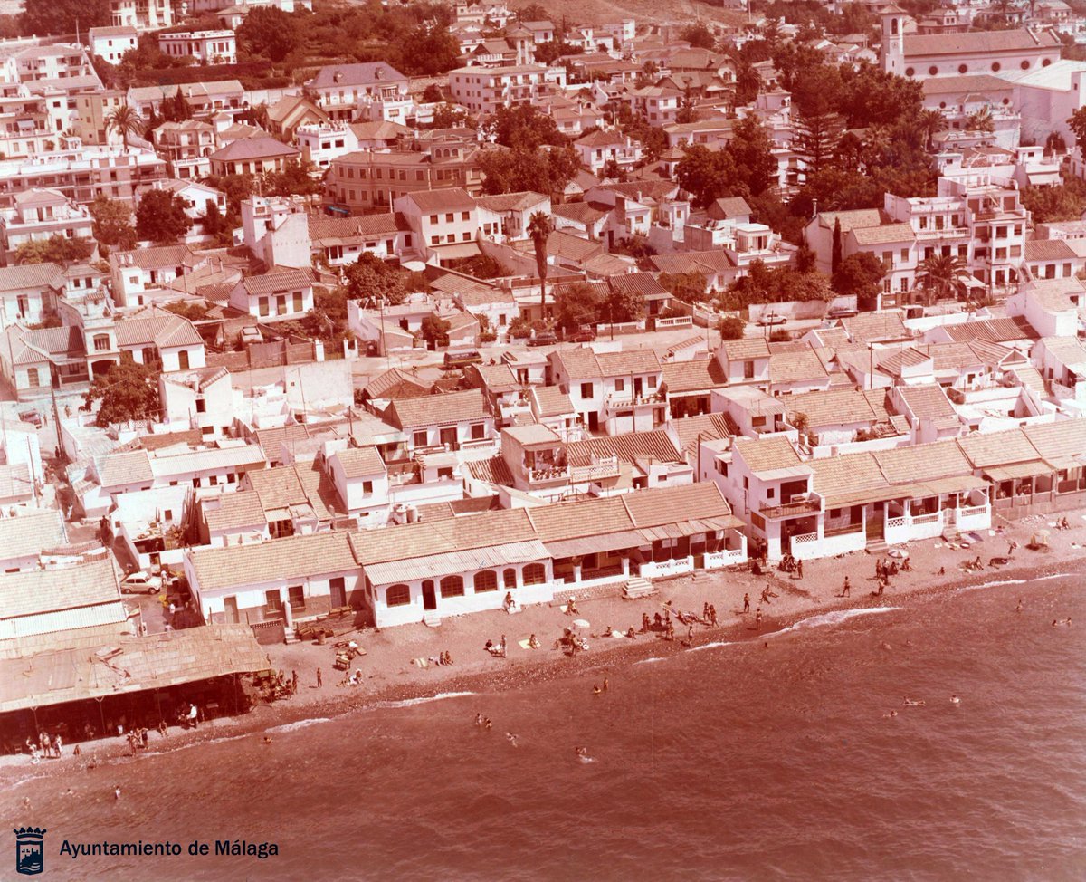 Vista aérea de Pedregalejo en 1970.
#RecuerdosdeMálaga

Foto: <a href="/ArchivoMalaga/">Archivo Municipal de Málaga</a>