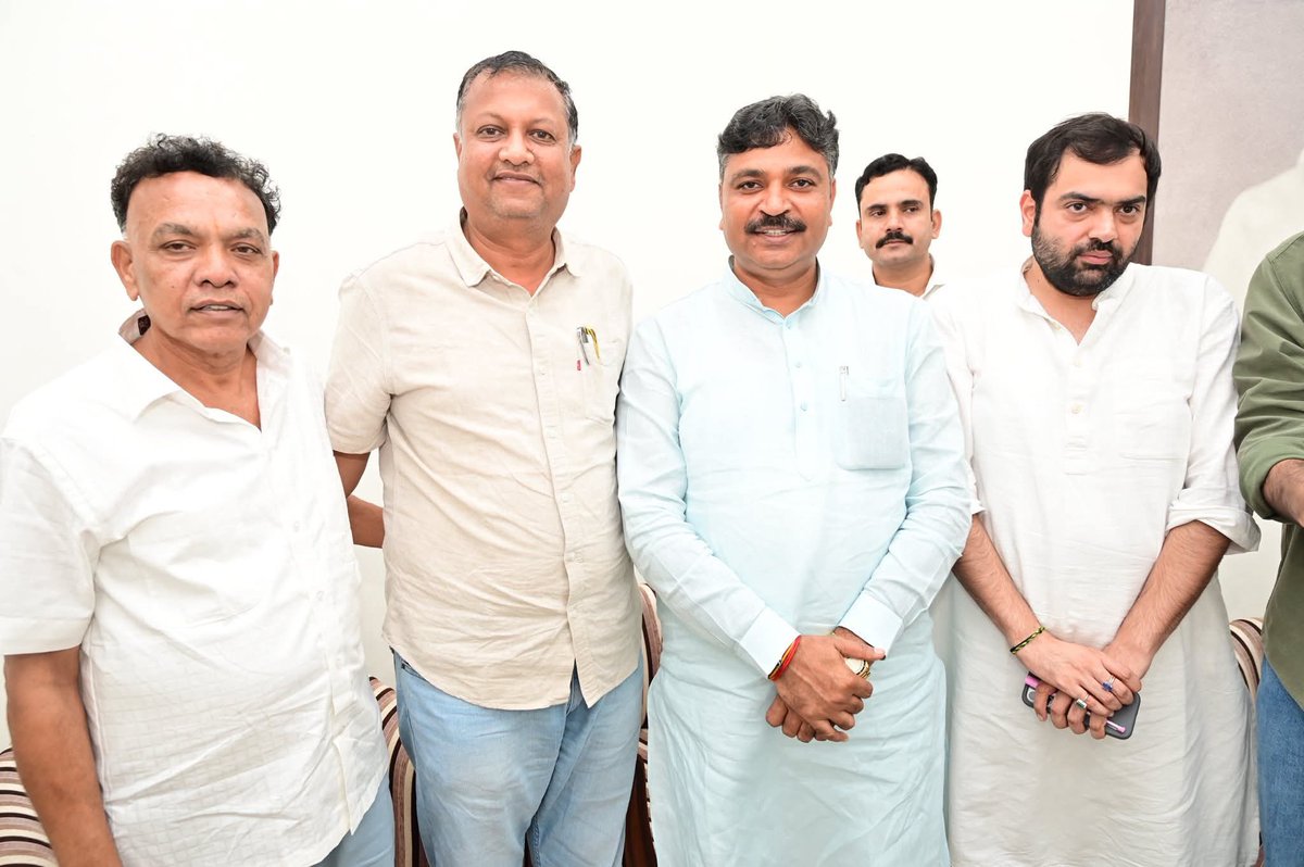 **“संगठन ही ताक़त है ✊
आज प्रदेश पदाधिकारियों के साथ मुलाक़ात कर आगामी संगठनात्मक गतिविधियों और चुनावी रणनीति पर विस्तार से चर्चा हुई।
कार्यकर्ताओं के उत्साह और पदाधिकारियों के मार्गदर्शन से कांग्रेस संगठन को मज़बूत बनाने की दिशा में ठोस कदम उठाए जा रहे हैं।

हमारा लक्ष्य