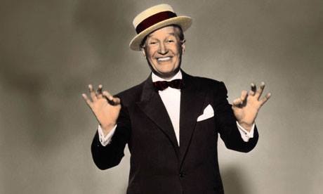 gozARTE's tweet image. TAL DÍA COMO HOY... En 1888 nació uno de los grandes del espectáculo del siglo XX: Maurice #Chevalier. A pesar de que trabajó en el mundo entero él será, para siempre, París. Y precisamente a París dedicó una canción que se titula "Paris sera toujours Paris", escrita en plena
