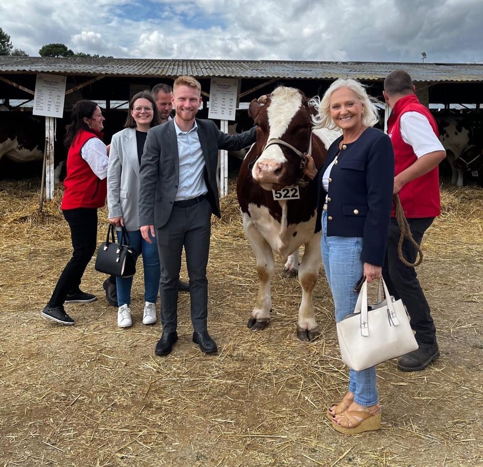 romain_lemoigne's tweet photo. Aux côtés de @MCarolineLePen à la Foire du Mans ! 🚜🐄

Face à l’UE vonderleyiste, prête à sacrifier nos agriculteurs au #Mercosur, le #RN est leur seul vrai protecteur.

➡️Les agriculteurs français ne seront jamais la variable d’ajustement des intérêts allemands !

#Sarthe #RN72 https://t.co/GmSB9H2CUP