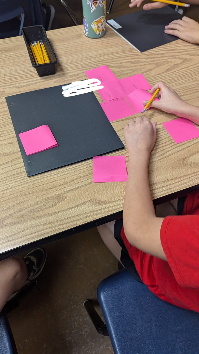 MSki81's tweet image. #TheVisualVoice meets @cutpastemag! After viewing examples of issues and themes we used Think Say Write to brainstorm our own ideas. Stay tuned for our publications! #DigitalArt #TeamGifted
@PhelpsCenter @officialSPS @HowertonGifted