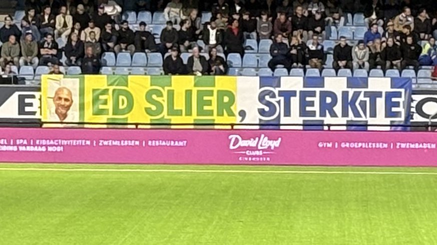 De_Duis1's tweet image. Mooi gebaar van de @FCEindhoven supporters tijdens de wedstrijd tegen @ADODenHaag.
Een speciaal spandoek voor @EdNorthside 💛💚💙🤍
