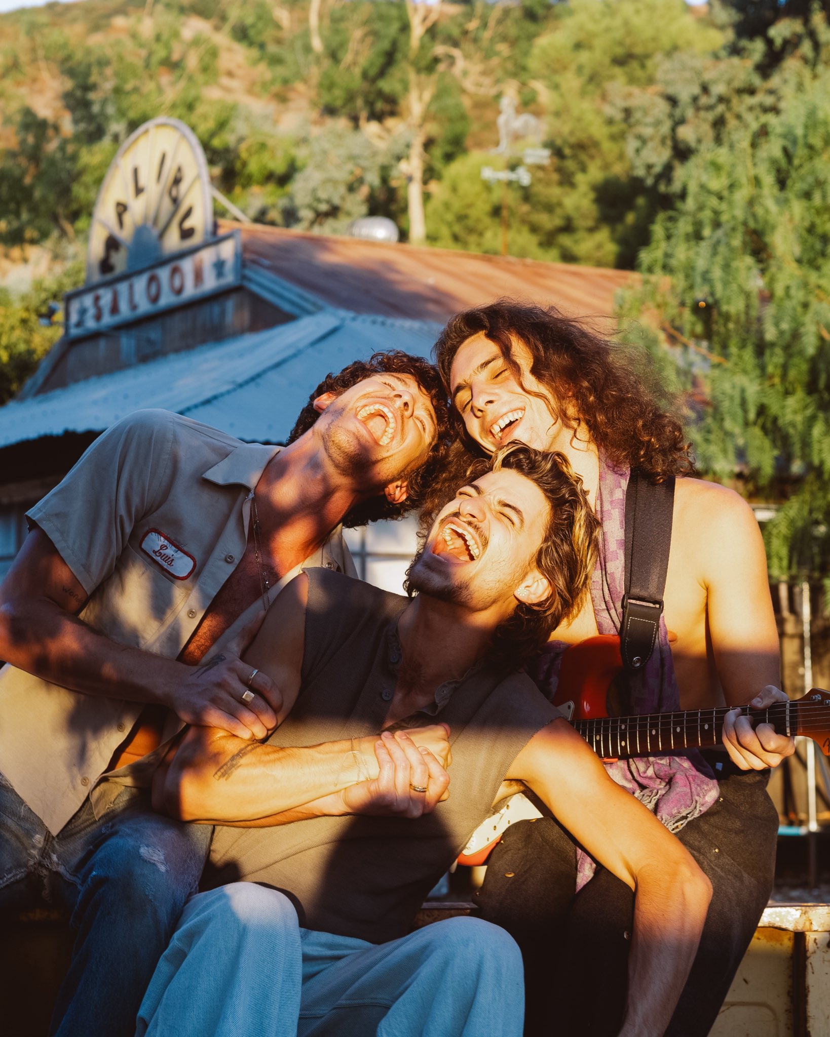 G0qnRczX0AAyr8V?format=jpg&name=large Shawn Mendes Brings His Inner Circle Together in a Mystery Project That Nobody Saw Coming