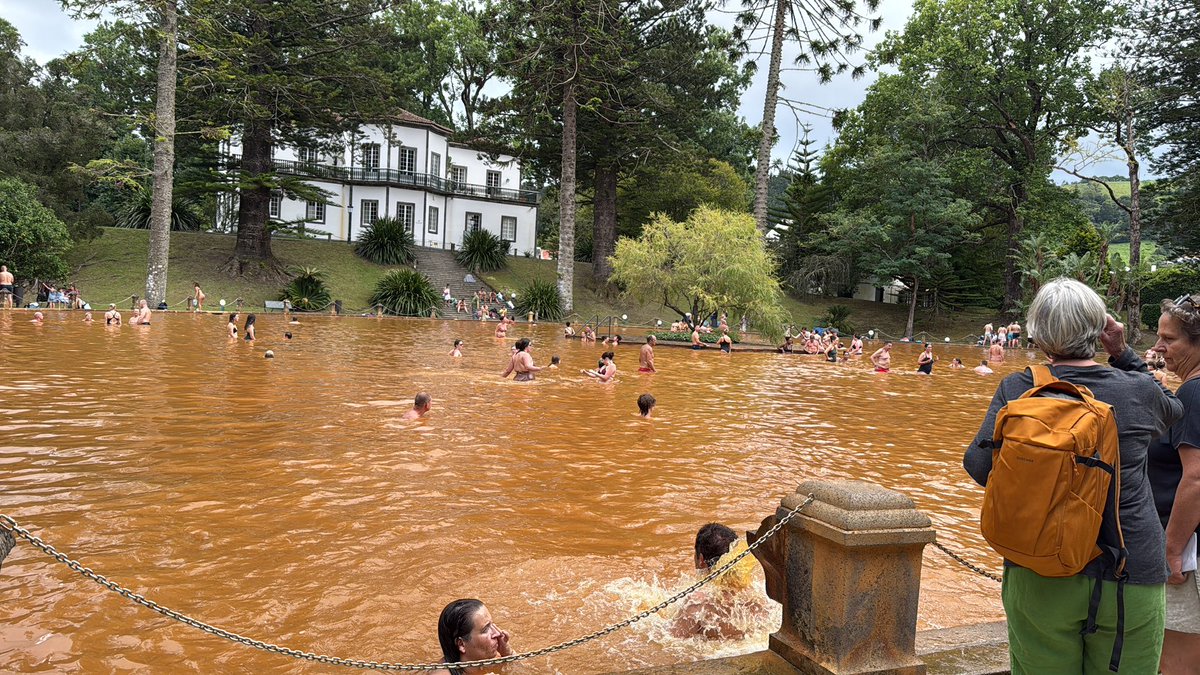 GeomarResearch's tweet image. Volcanes en límite de placas, erupciones freatomagmáticas, pómez, calderas, lagos, fuentes hidrotermales, emisiones naturales de CO2, eso y mucho más en las salidas de campo del XIV Congreso Ibérico de Geoquímica (São Miguel, Azores) obrigados!!!🗺️⚒️🌋
