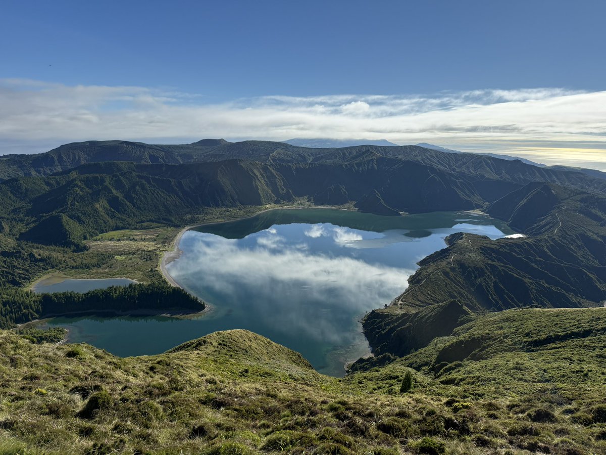 GeomarResearch's tweet image. Volcanes en límite de placas, erupciones freatomagmáticas, pómez, calderas, lagos, fuentes hidrotermales, emisiones naturales de CO2, eso y mucho más en las salidas de campo del XIV Congreso Ibérico de Geoquímica (São Miguel, Azores) obrigados!!!🗺️⚒️🌋