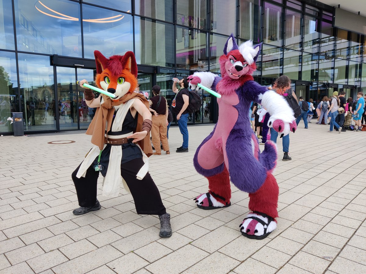 Familiarizing myself with the ways of the sword with master Romeo. ⚔️️

🟠redromeo.bsky.social
📸<a href="/RenfirFolf/">Astralis</a> 
#fursuitfriday