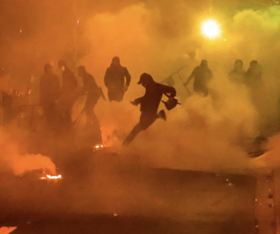 Was wir gerade erleben ist das „Chaos“, bevor sie uns den „Krieg“ und die „Kontrolle“ als Lösung präsentieren werden. 

Uschi von der Leyen träumt mal wieder von Pandemien, in Frankreich brennen Mülltonnen, weltweit werden Kriege und Unruhen inszeniert, die NATO träumt vom