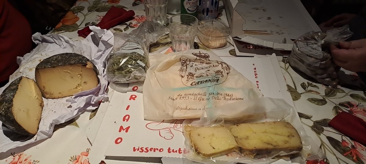 Quando ha amici siciliani che ti portano souvenir. 
Ricotta salata , pasticcini alla mandorle, origano, limoni...🤣 <a href="/N_i_c_o_la/">Nicol@</a> la prossima volta che scendono preparati vengo a grattare Mitch...