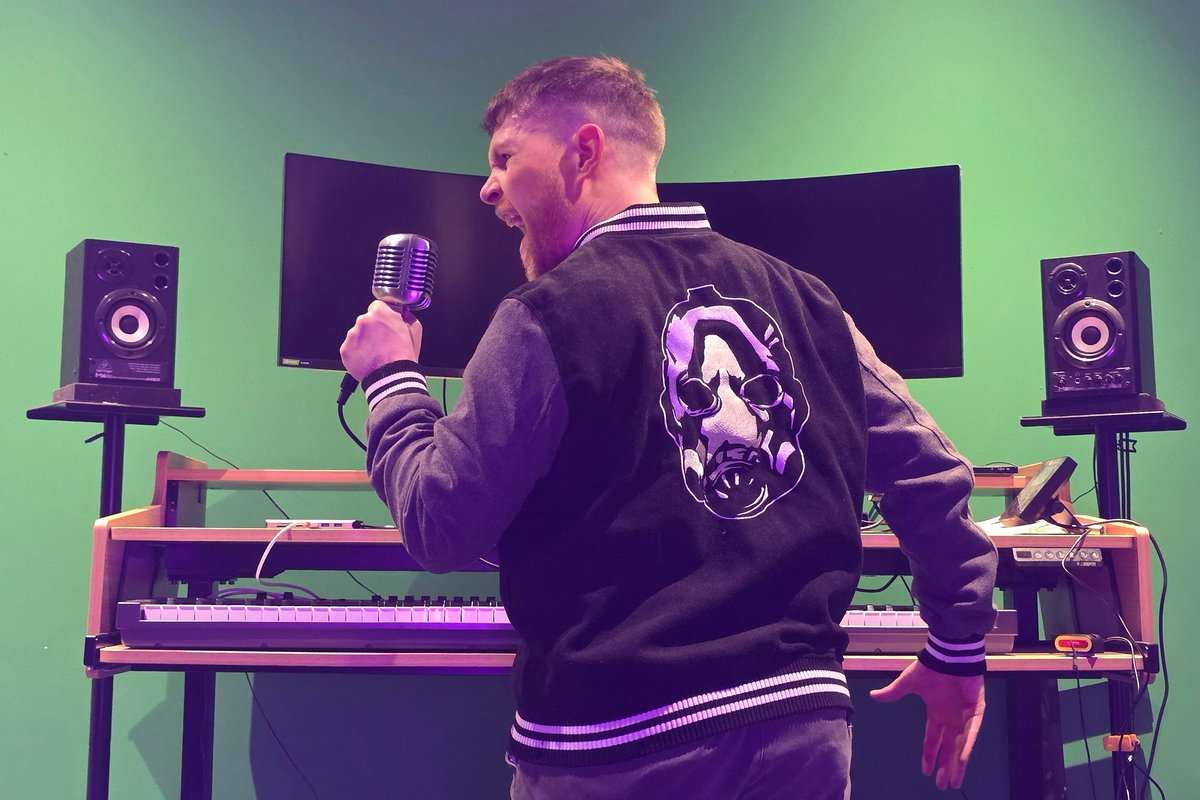 Dan Bull tweet media