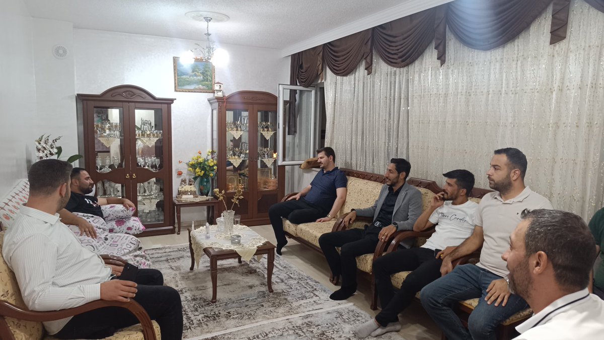 Yürütme kurulu üyelerimiz ile birlikte, İl Gençlik Kolları Başkan Yardımcımız Burak Bakar’ı geçirdigi ameliyatın ardından evinde ziyaret ederek geçmiş olsun dileklerimizi ilettik.

En kısa sürede sağlığına kavuşarak aramıza dönmeni temenni ediyoruz kardeşim. 🤲

<a href="/BurakBakar277/">Burak BAKAR 🇹🇷</a>