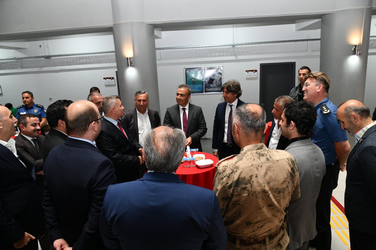 Valimiz Sayın Hayrettin ÇİÇEK ve ilimiz protokolünün katılımlarıyla, hayırsever iş insanı Sayın Hümmet TATAR tarafından İl Emniyet Müdürlüğümüz hizmet binasına kazandırılan mescidimizin açılışı yapıldı. Emeği geçenlere teşekkür ediyor, mescidimizin hayırlı olmasını diliyoruz.