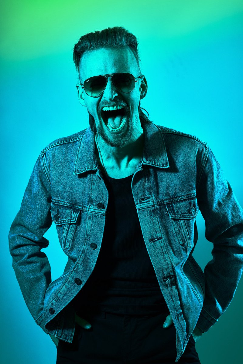 Have a fan-fucking-tastic weekend, y’all! Keep smiling - it’ll annoy the hell out of those who need it most… and honestly, nothing’s funnier than that!!! Photo by Christian Schneider #rock #music #weekend #smile #photo