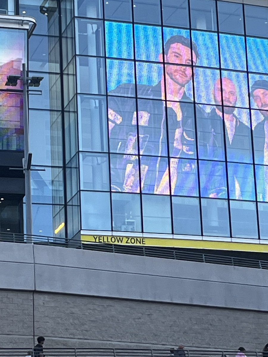 I thought it was all yellow? #Coldplay