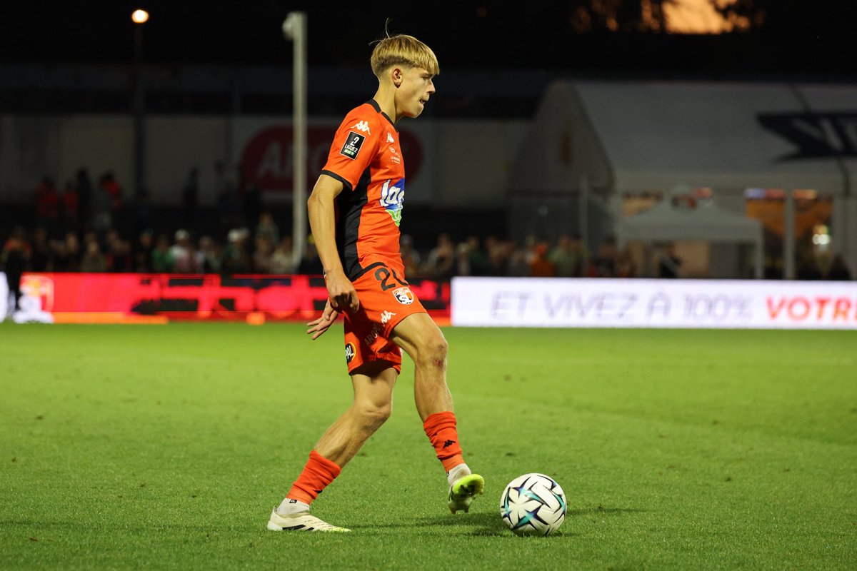cyprien_legeay's tweet photo. 🟠⚫️ Ethan Clavreul, gamin de Courbeveille, qui n’avait joué qu’en N3 jusqu’au mois d’août dernier, est le meilleur buteur du Stade lavallois à l’instant T. https://t.co/qpxjgLurgL