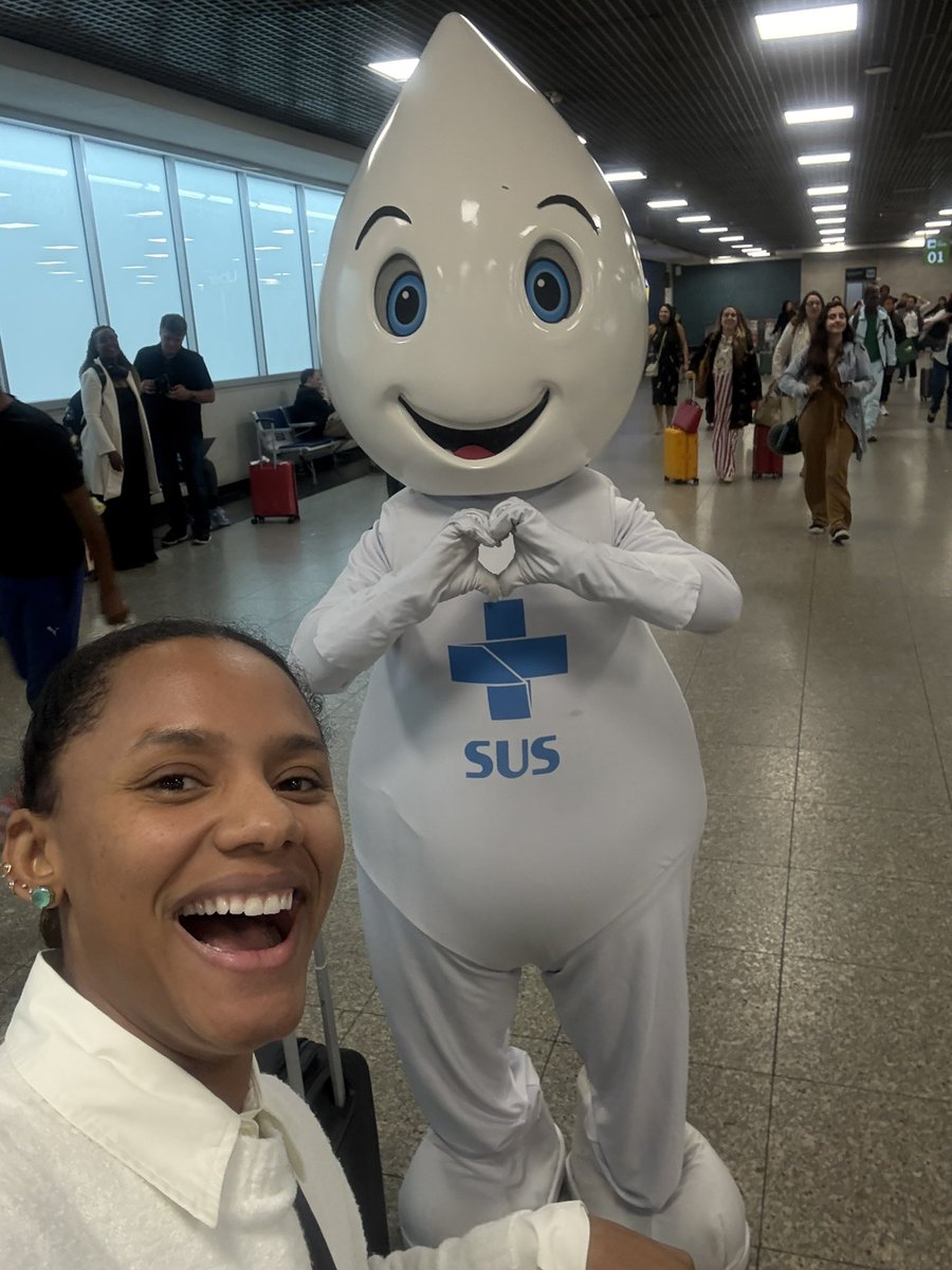 Encontrei o #ZeGotinha no aeroporto e fiquei feliz. Rs 
Esses dias meu filho tomou a vacina da gripe no postinho. 
Viva o #SUS
