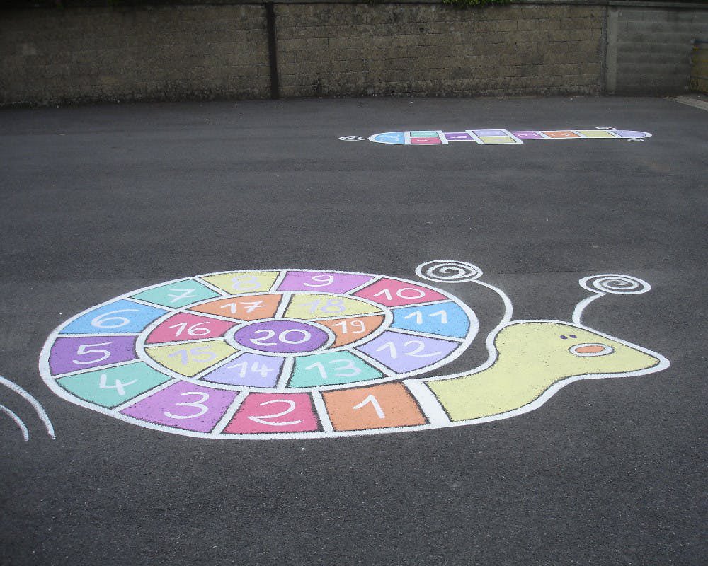 🚨EXCLU : ALERTE MARELLE 🚨

Une marelle en forme d’escargot probablement GAY ou LGBT a été dessinée à la CRAIE dans l’école PRIMAIRE à côté de chez mon COUSIN. #opérationescargot