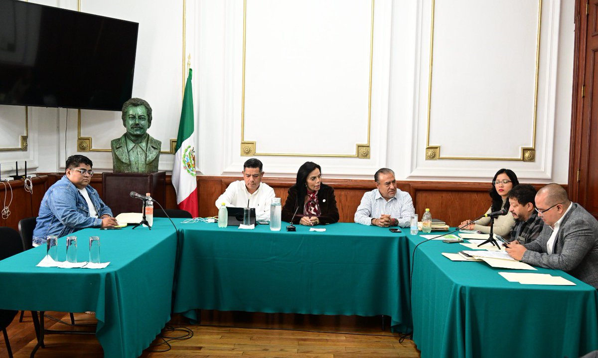 PabloTrejoIzt's tweet photo. Con la diputada @DianaSanchezBar y el diputado @juanrubiog, participé en la reunión técnica para la iniciativa de ley del comercio en el espacio público.
La transformación también significa dignificar el trabajo en nuestras calles.
#ComercioPopular #CiudadDeMéxico https://t.co/afNWDrtqZu