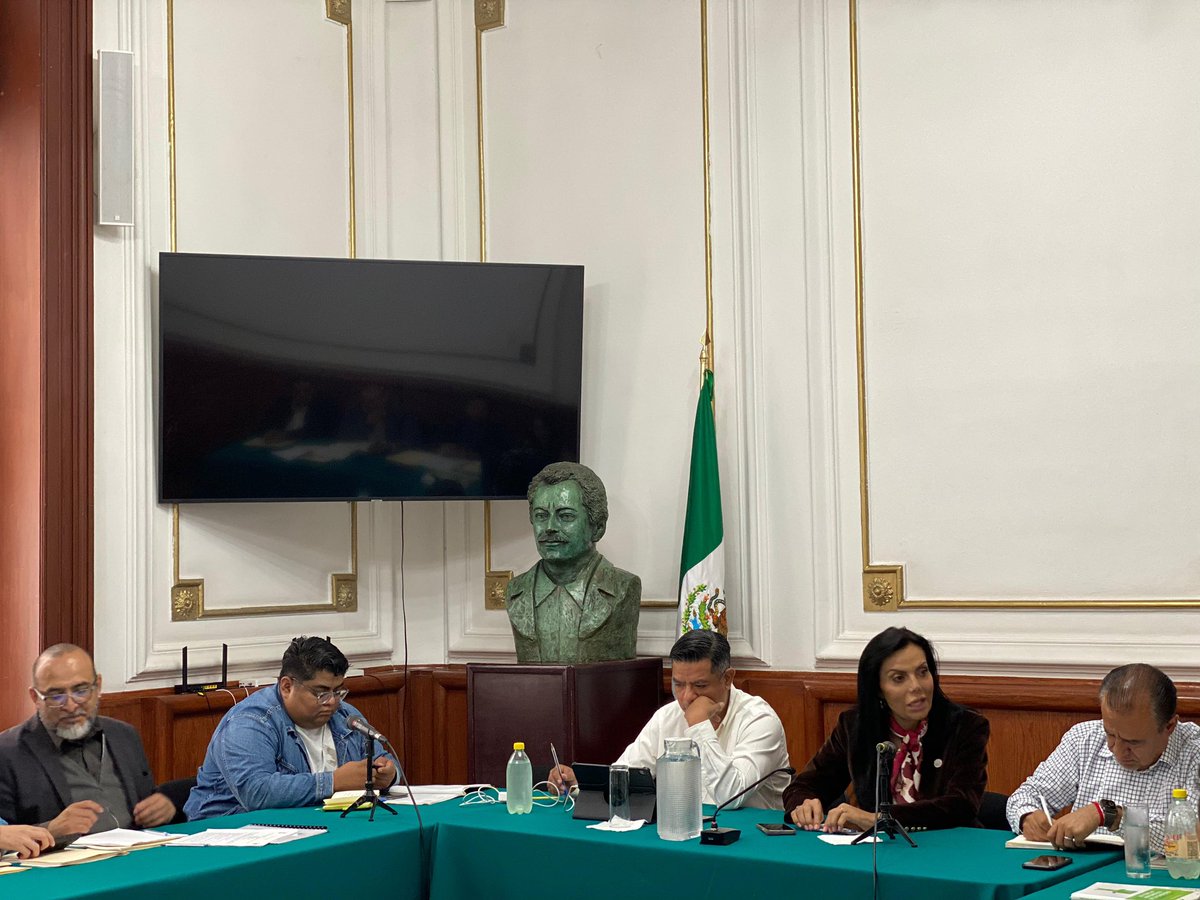 Con la diputada <a href="/DianaSanchezBar/">Diana Sánchez Barrios</a>  y el diputado <a href="/juanrubiog/">Juan Rubio Gualito</a>, participé en la reunión técnica para la iniciativa de ley del comercio en el espacio público.

La transformación también significa dignificar el trabajo en nuestras calles. 

#ComercioPopular #CiudadDeMéxico