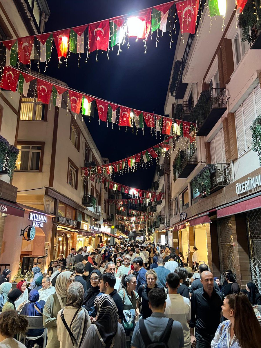 Anlık Üsküdar, Uncular Caddesi!
Esnaf 1 günlük kazancını Gazze’ye yollayacak. 

Bugün her şey Gazze için! 🇹🇷🇵🇸