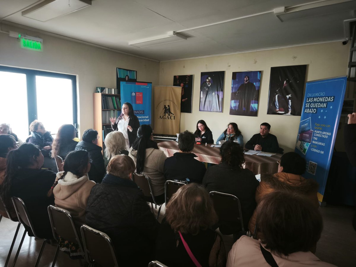 Seremitt Alejandro Goich junto a directora regional de Senadis Bernarda Cares, encabezan entrega de tarjetas para el pago de transporte público Punta Arenas Conectado, a personas en situación de discapacidad.