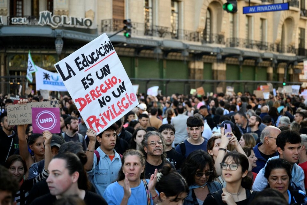 El miércoles 17 marcharán los colegios universitarios, con sus rectores al frente y con los padres y las madres rodeando en cordón a los chicos para cuidarlos. Marcharán los Centros de Estudiantes de todas las Facultades de Buenos Aires. Marcharán los profesores que, día a día,