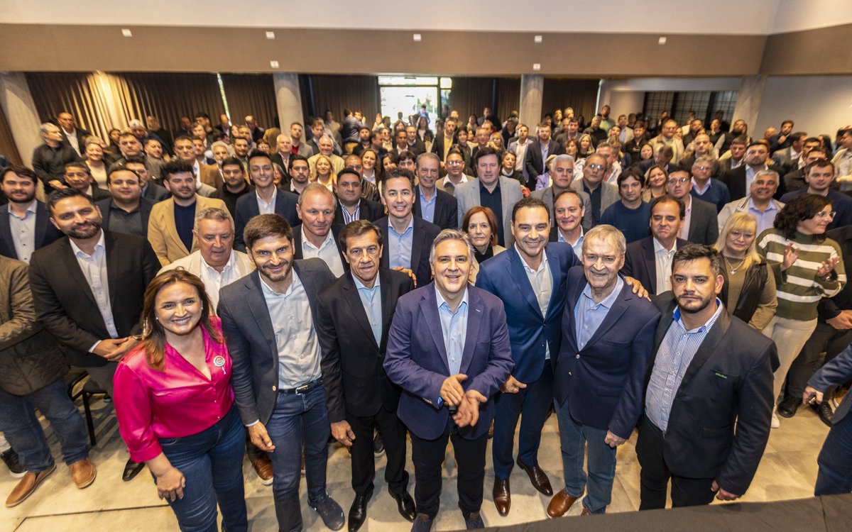 gustavovaldesok's tweet photo. #Argentina es un país con sus diferencias y sus semejanzas y los gobernadores tenemos la responsabilidad, a partir de todas ellas, de construirla.

Por eso nos unimos: las provincias debemos alzar la voz para que en #BuenosAires nos escuchen y dejar de ser “el interior” para convertirnos en la República Argentina. 

Como lo sostuve días atrás, al Gobierno le faltan tanto más humildad como más sensatez para escucharnos: las provincias tenemos ideas, proyectos y gestión para aportar en pos de la construcción de una agenda federal que impulse la infraestructura, la producción y la industria, pilares del desarrollo socioeconómico de los argentinos.

Tenemos un gran potencial para ser un gran país, pero para eso necesitamos un proyecto que nos contenga absolutamente a todos, entendiendo que las provincias no somos enemigas de la Patria sino parte constitutiva.
