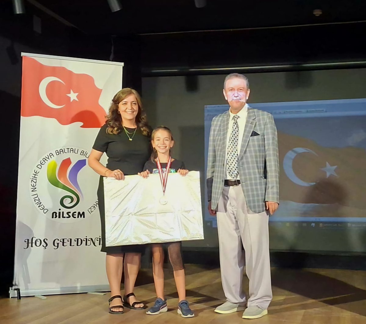 Kurumumuz Resim Bölümü öğrencisi İmge SALAR, TEKNOFEST "MAVİ VATAN" Resim Yarışması'nda Türkiye 2.si olmustur. Öğrencimizi ve danışman öğretmeni Meryem TEMEL'i  tebrik eder, bize bu gururu yaşattıkları için teşekkür ederiz. <a href="/denizlimem/">Denizli İl Millî Eğitim Müdürlüğü</a> <a href="/PamukkaleMEM/">Pamukkale İlçe Milli Eğitim Müdürlüğü</a>