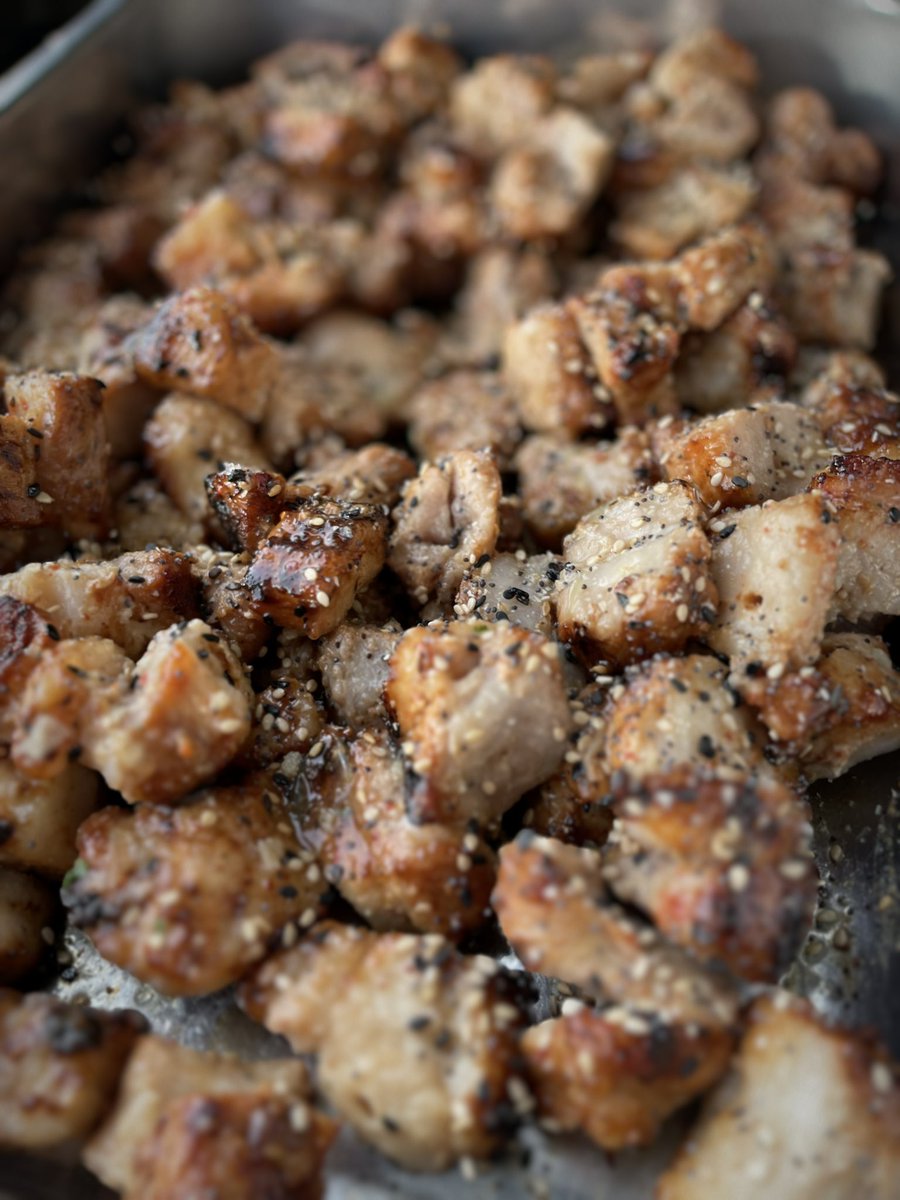 Hvað segiði annars um grillað yakitori pork belly með steiktu toppkáli og crispy chili sósu?