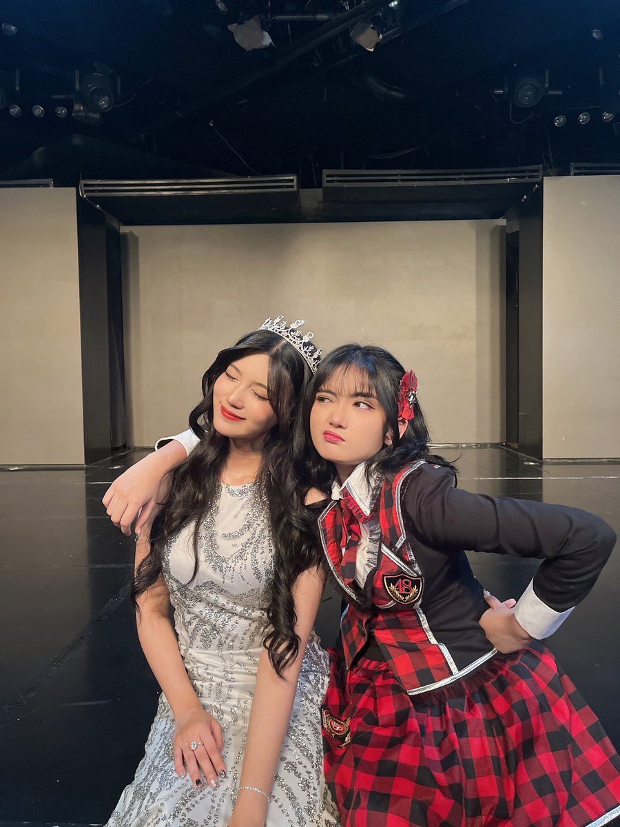 PS_AmandaJKT48's tweet image. Happy graduation ya @SP_IndiraJKT48 ditunggu tweet pertamanya besok XIXIXI