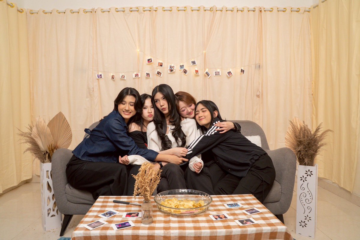 PS_AmandaJKT48's tweet image. Happy graduation ya @SP_IndiraJKT48 ditunggu tweet pertamanya besok XIXIXI