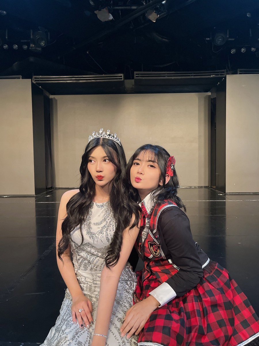 PS_AmandaJKT48's tweet image. Happy graduation ya @SP_IndiraJKT48 ditunggu tweet pertamanya besok XIXIXI