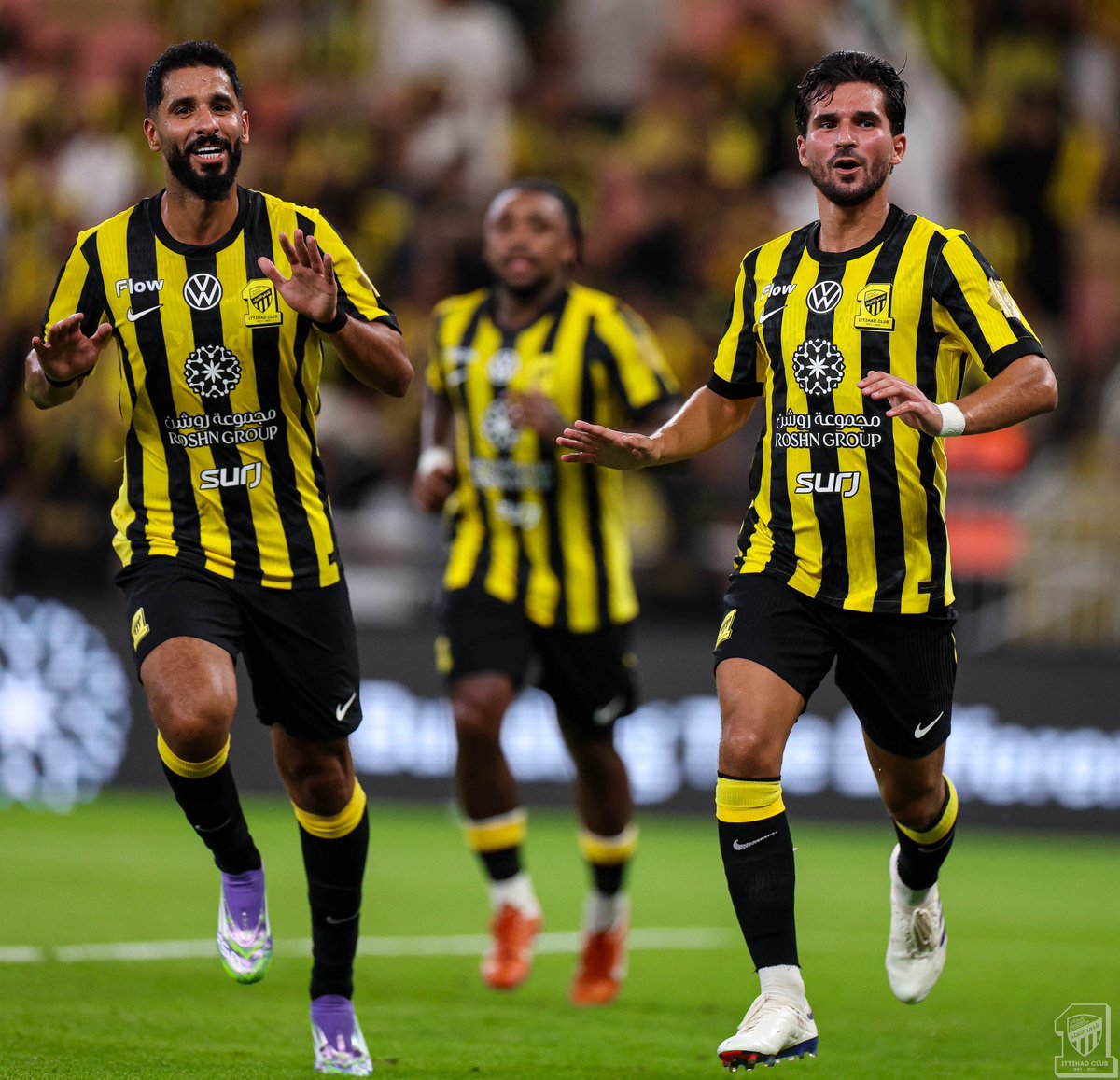 محلل " الجزيرة " التحكيمي الحكم الدولي السابق سعد الكثيري : 

احتساب الهدف الثالث لمهاجم #الاتحاد في الدقيقة 39 قرار خاطي من الحكم فيصل البلوي، حيث يسبق الهدف مخالفة على لاعب الاتحاد برجوين ضد لاعب #الفتح مراد باتنا كان يجب احتساب المخالفة و الغاء الهدف.

#الاتحاد_الفتح