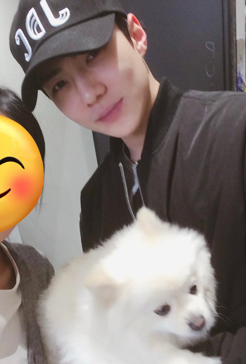 New unseen selfie of Sehun that was taken when OP met him at her workplace on an unspecified date! OP said that his personality and visuals in real life were exactly the same as in those contents that she used to watch a lot. OP added that he was polite, shy and kind-hearted 😭🧡