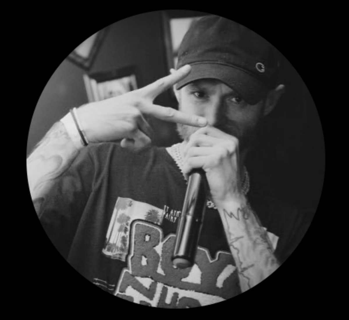 Cbluepacific's tweet image. Y’all look at Temu Eminem talking all this shit to our homegirl while being a culture vulture. You can’t make this shit up! The jokes write themselves. I suggest you go piss on someone else’s page J-Sleazy! Like now!