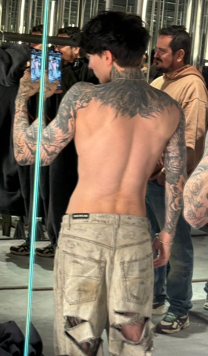 sambitacryboyer's tweet image. Cry con esa espalda y yo con éstas uñas 🫦
XCRY AT NYFW
#CryEnNYFW