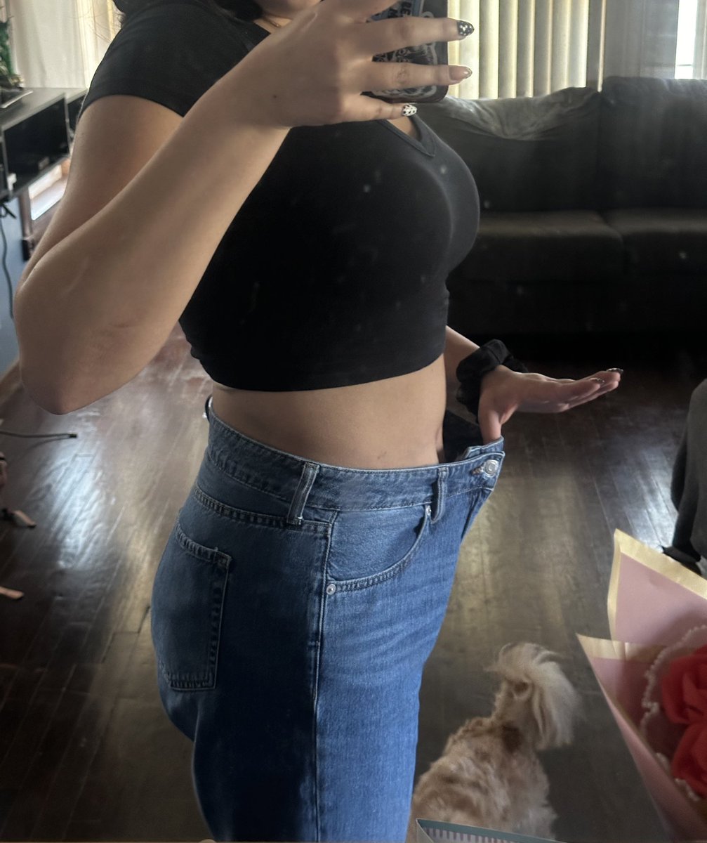 emmaspharmacy's tweet image. can you guys believe it I’m finally 30 pounds down yippeee #itgetsbetter