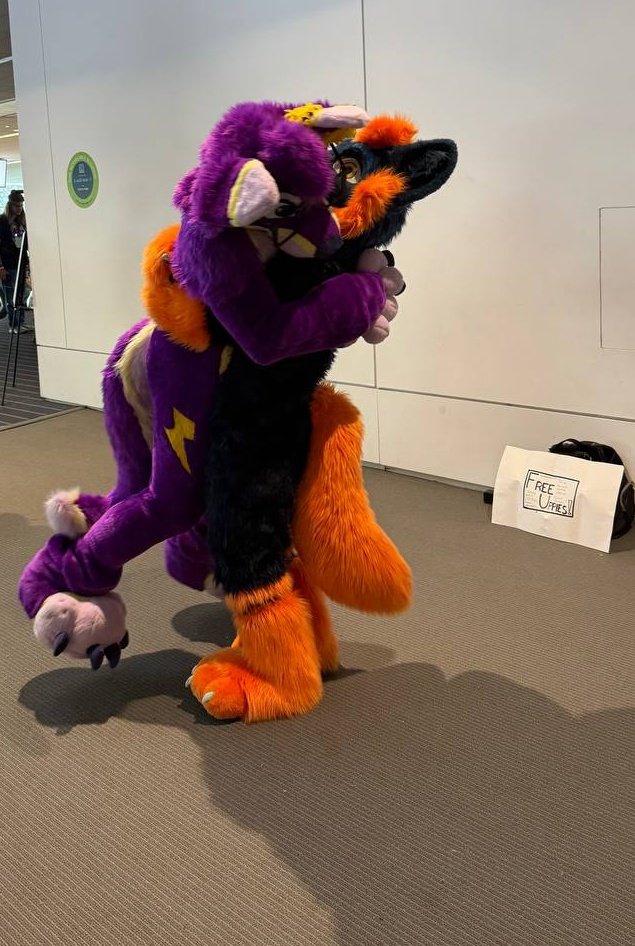 When you see free uppies you take free uppies :3

(If you know uppies giver please tag!)

📸 <a href="/lostifox/">Lostifox</a> 
🪡 <a href="/PlushButtons_/">Plush Buttons 🔜 NYFB Dealers</a> 

#FursuitFriday