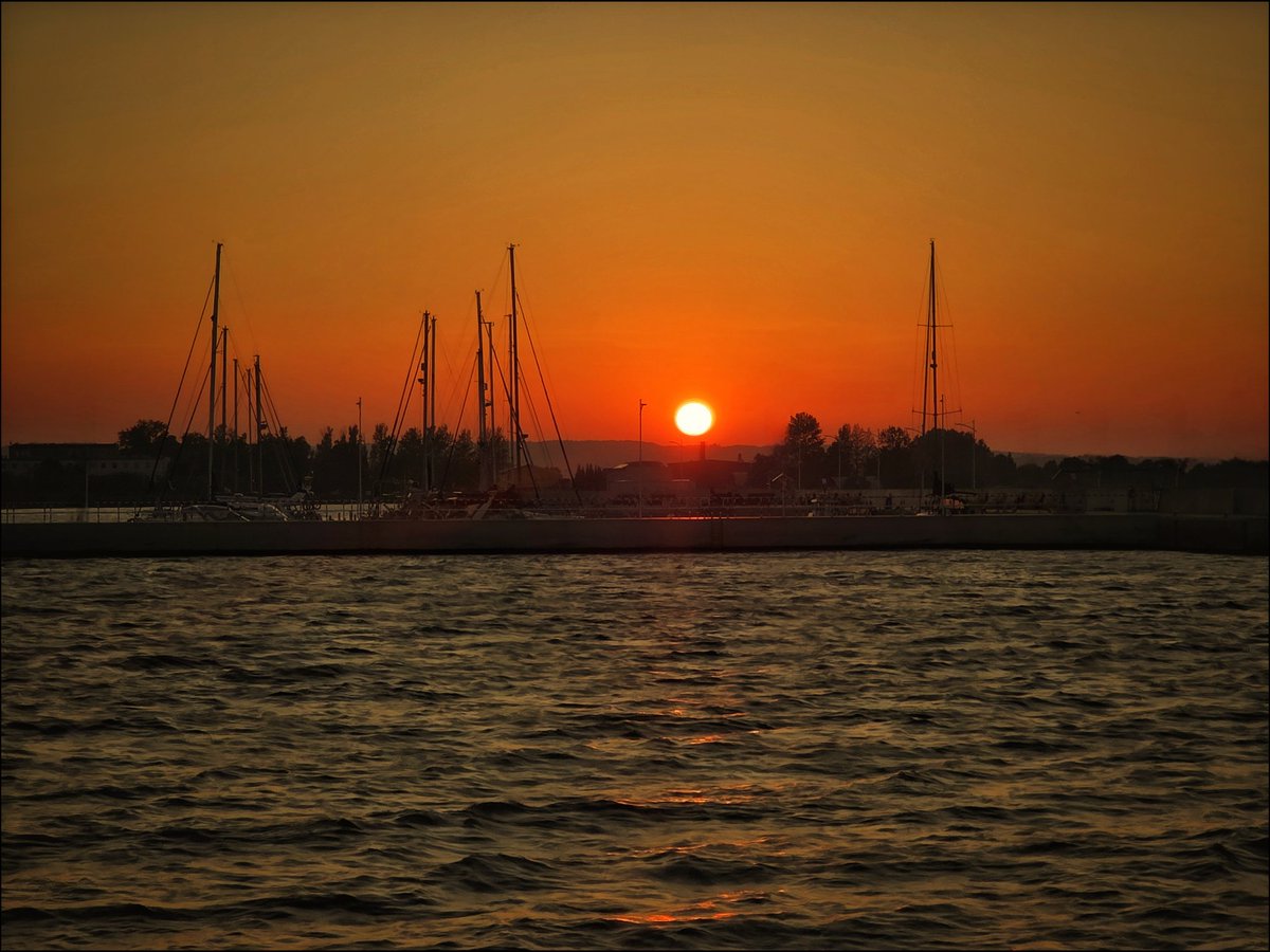 k_pawlowska's tweet image. #EveningTrivia
#JustNow 🌅

&quot;Officially on #WeekendMode 😁
Finally, it’s time to rewind and relax.&quot;

#DiscoverPoland #Baltic #SunsetMagic #Sunset 🧡