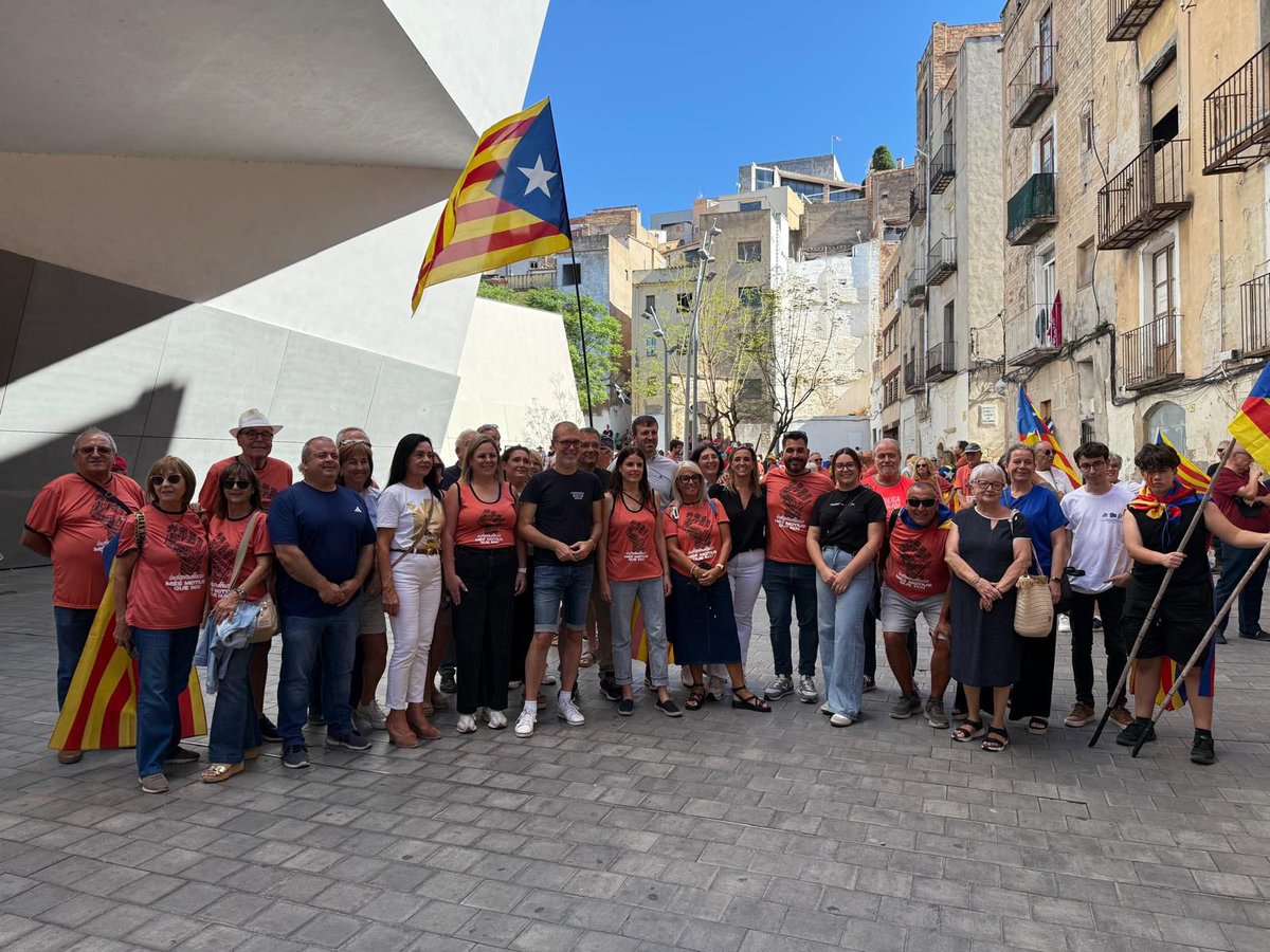 emsanx's tweet photo. Ahir, a Tortosa, perquè tenim #MésMotiusQueMai per ser-hi; recordant la força del poble i la seua gent al llarg de la història. 

Sempre al costat de la llengua, del país i de la llibertat. El #català no es toca: és identitat, futur i la nostra veu. 

Visca la terra i el català! https://t.co/hhphJOayaW
