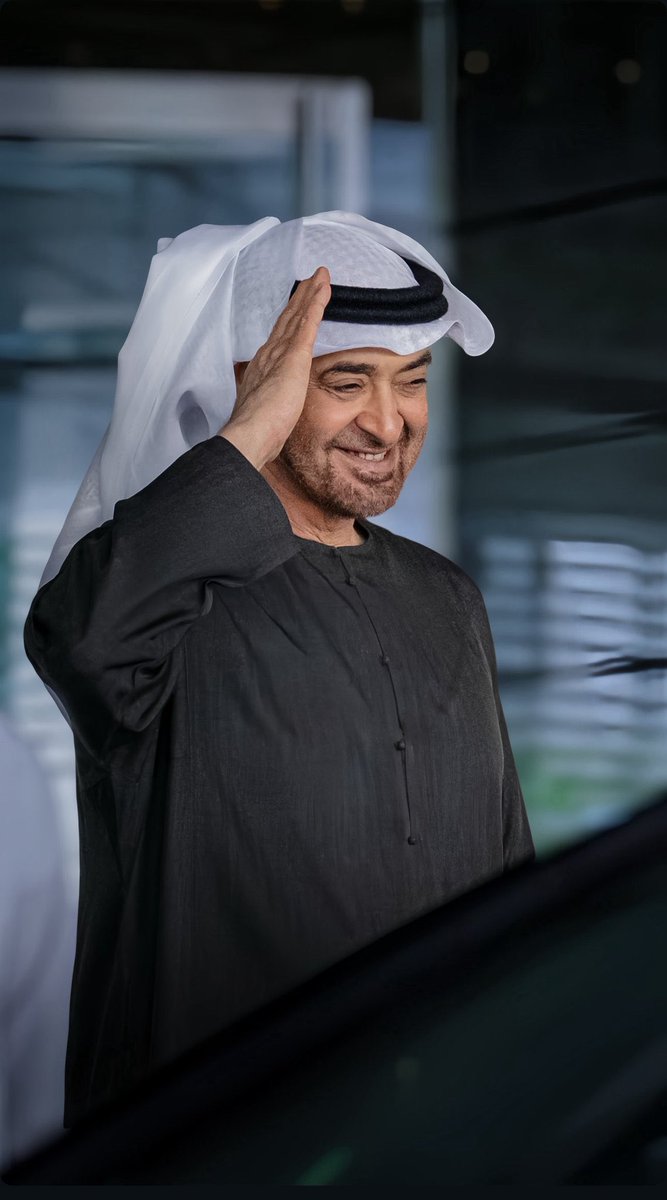 هذا محمد سما دوله ومجده سما 
غذى بفكره قيادات وشعوب وبلاد  
اطلالته .. مثل ديمٍ ..فوق داره  هما
لابان وجهه روى ضيه قلوب العباد 

#محمد_بن_زايد