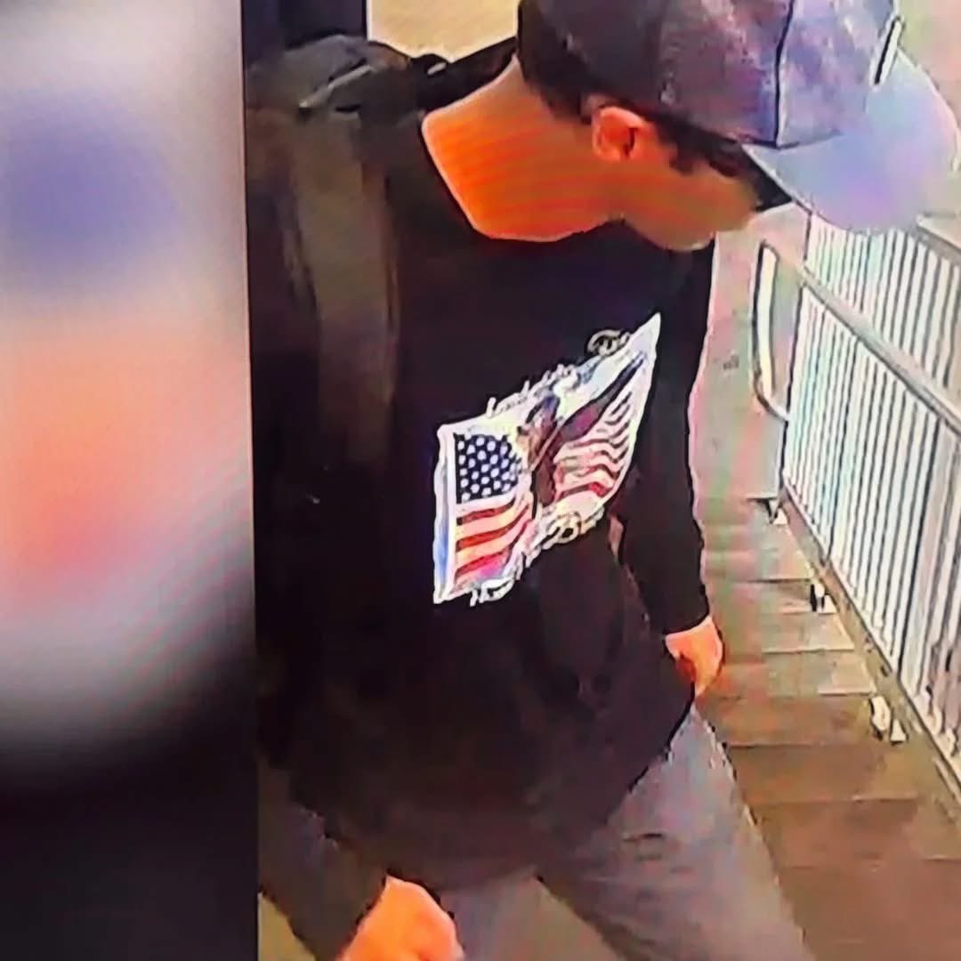 notimatv's tweet photo. Hay que reconocer que la captura de Tyler Robinson fue posible por la acción responsable de su padre, quien lo reconoció en esas borrosas imágenes que se compartieron después del crimen contra Charlie Kirk.
El papá de Robinson lo confrontó y descubrió que su hijo era el criminal https://t.co/DSDv1A3yi1