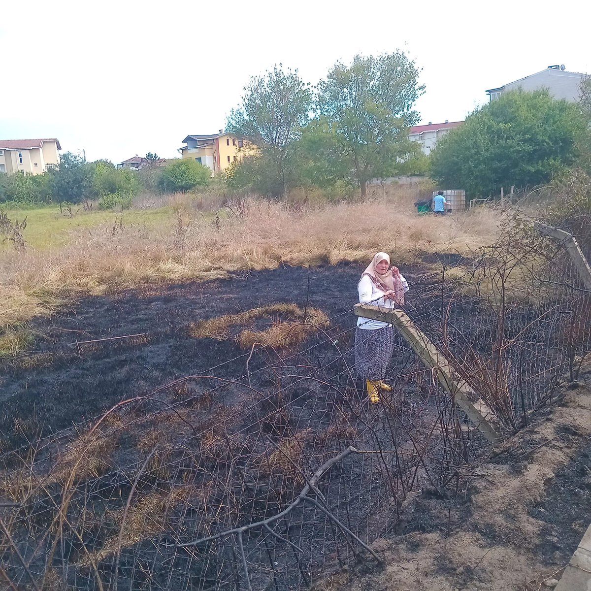 Bugün kanal açma ekibimiz bir arızaya müdahale için yolda ilerlerken, Sahilköy mahallesi sınırları içerisinde karşılaştıkları yangına ilk müdahaleyi gerçekleştirerek yangını büyümeden söndürmüşlerdir. Gösterdikleri bu duyarlı ve özverili hareketten dolayı kendilerini kutluyorum.