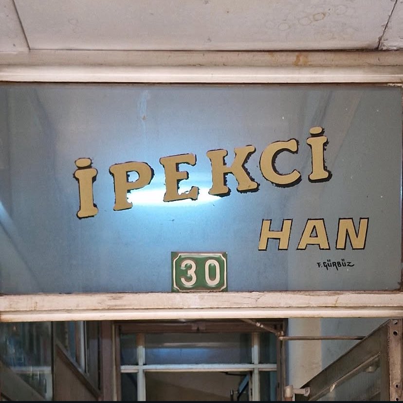 YaziBursa's tweet image. Dükkânı Haşim İşcan Caddesi’nde (Abdal Simit Fırını yakınında) olan, Feridun Gürbüz’ün yaptığı, Heykel’deki İpekçi Han’ın isimliği. “F. Gürbüz” imzalı. 

instagram.com/p/DOgxDQADcBy/

#signpainting #signpainter #signwriting #vernaculartypography #bursa #bursaaraştırmaları