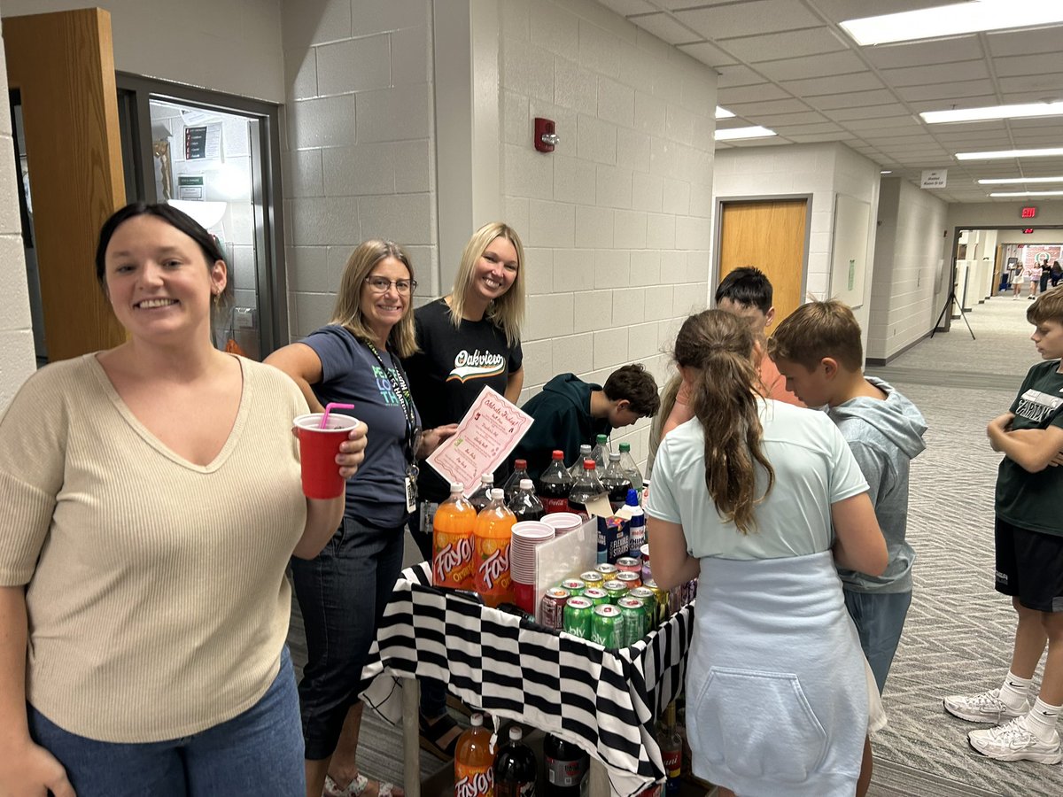 MrsByal's tweet photo. @Oakview_MS knows how to end a week!Soda Bar was a fun treat for teachers to end our first FULL week back ❤️🎉🥤 https://t.co/M5ehOSlBUj