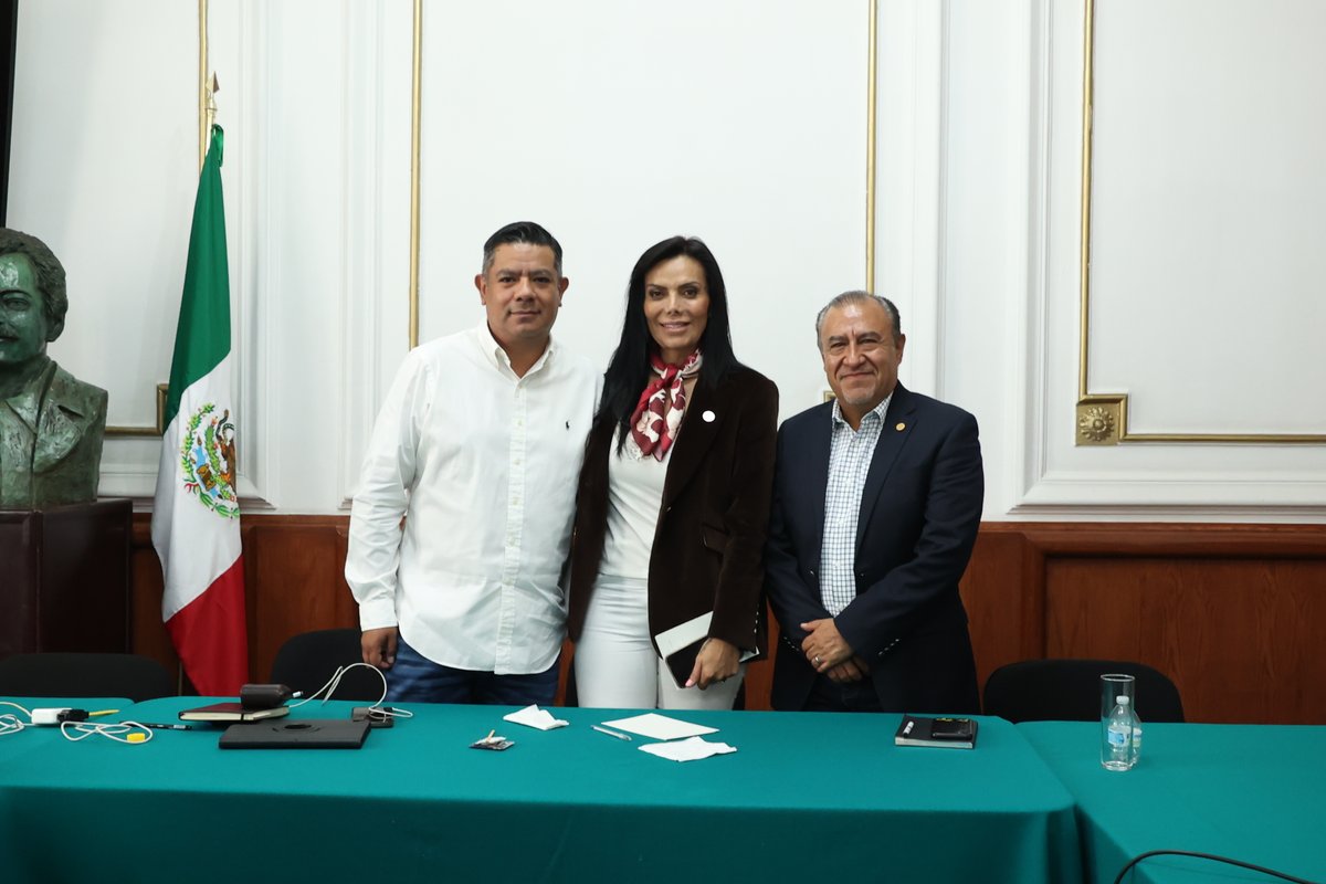 El diálogo con mis queridos diputados <a href="/juanrubiog/">Juan Rubio Gualito</a> y <a href="/PabloTrejoIzt/">PabloTrejoIzt</a>, junto a representantes del comercio, nos permitió avanzar hacia una propuesta de ley que reconozca y defienda a quienes, desde el espacio público, le dan fuerza y vida a la Ciudad de México. 💜