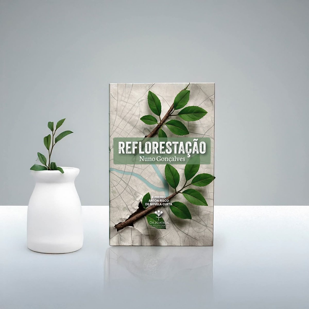 Acabamos de recibir 𝐑𝐞𝐟𝐥𝐨𝐫𝐞𝐬𝐭𝐚𝐜̧𝐚̃𝐨 de Nuno Gonçalves 🌱📖,  obra gañadora do 𝐗 𝐏𝐫𝐞𝐦𝐢𝐨 𝐀𝐧𝐭𝐨́𝐧 𝐑𝐢𝐬𝐜𝐨 𝐝𝐞 𝐍𝐨𝐯𝐞𝐥𝐚 𝐂𝐮𝐫𝐭𝐚.

📩Se queres facerte cun exemplar, escríbenos a: secreteraria@fundacionvicenterisco.com
