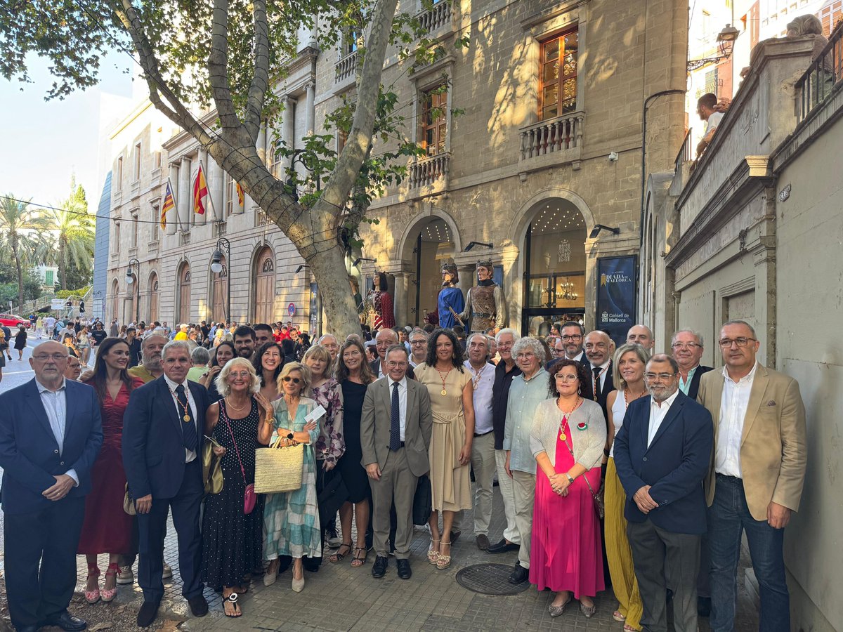 La medalla d'Honor i Gratitud del Consell de Mallora ens ha permès tornar a dur a Xisco Antich a la memòria col·lectiva com una gran figura. clau, per a aquesta comunitat.

El seu compromís amb les nostres Illes és i serà un exemple a seguir