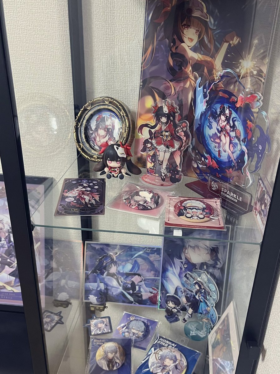 花火のアクスタとか推しグッズ飾りたくて！フィギュア棚！がんばって！組み立てた！

スタレまみれ