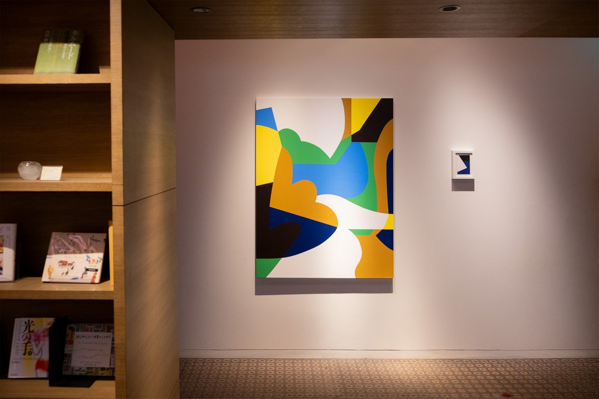 machiyama's tweet image. 本棚に囲まれた静かな空間に、自分の色とかたちを置きました。
本を読む合間に視界に入るだけで、いつもと違う景色が生まれるような気がしています。
代官山 蔦屋書店にて展示中です。
#町山耕太郎 #KotaroMachiyama #抽象画 #YamatoSpirits