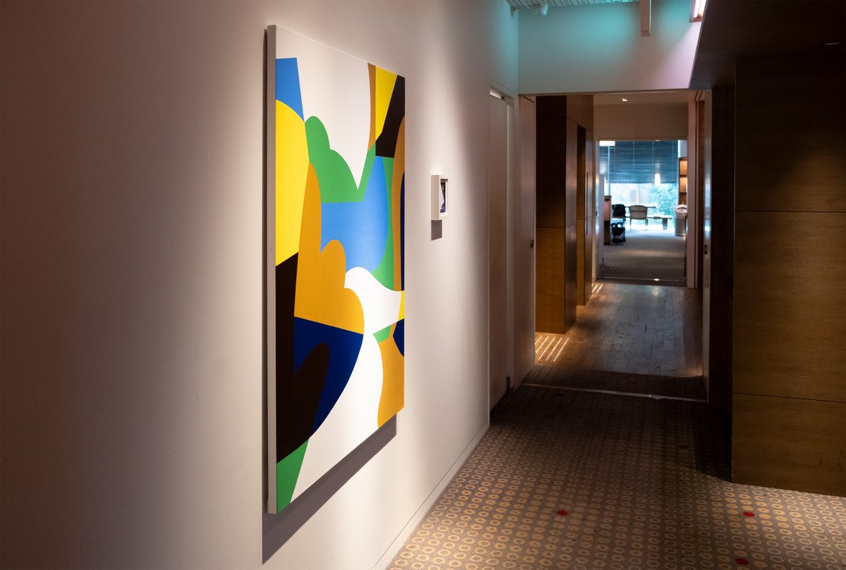 machiyama's tweet image. 本棚に囲まれた静かな空間に、自分の色とかたちを置きました。
本を読む合間に視界に入るだけで、いつもと違う景色が生まれるような気がしています。
代官山 蔦屋書店にて展示中です。
#町山耕太郎 #KotaroMachiyama #抽象画 #YamatoSpirits